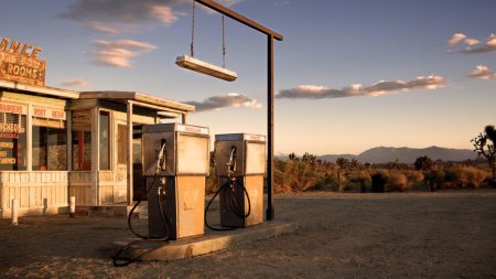 Старые бензоколонки в пустыне США