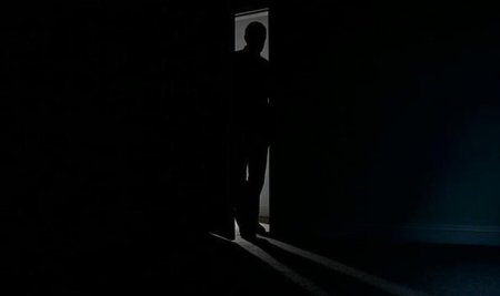 Темный силуэт в комнате