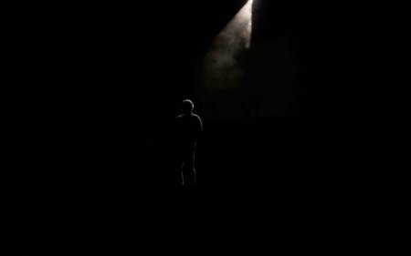 Тёмные обои для одиноких