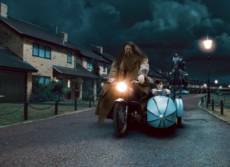 Гарри Поттер и Хагрид на мотоцикле