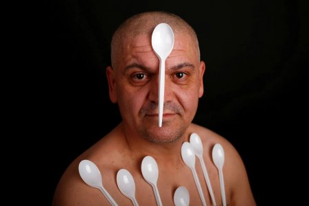 Человек с ложкой