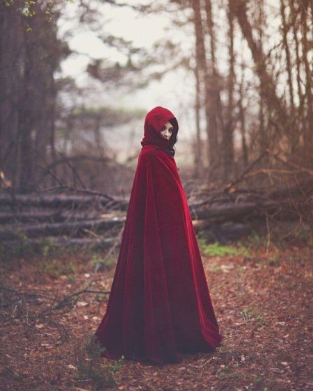 Женщина в плаще с капюшоном