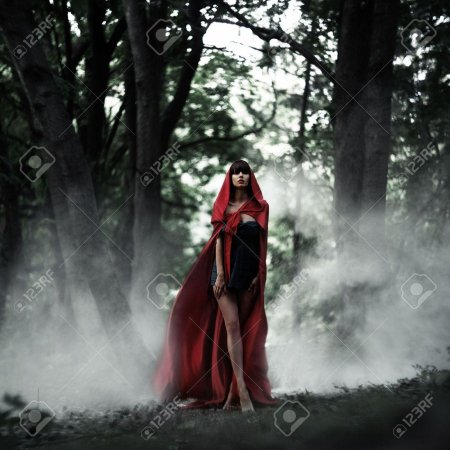 Девушка в Красном плаще