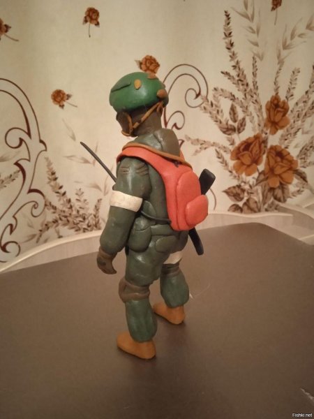 Морпех струна с красным рюкзаком