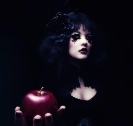 Ведьма с яблоком