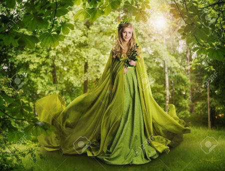 Девушка в зеленом платье