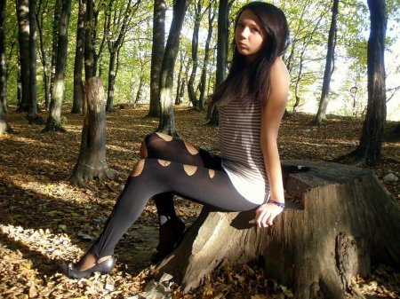 Девушки в колготках в лесу
