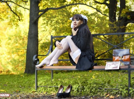 Девушка на скамейке в чулках