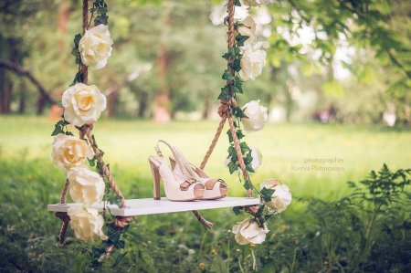 Цветочные качели