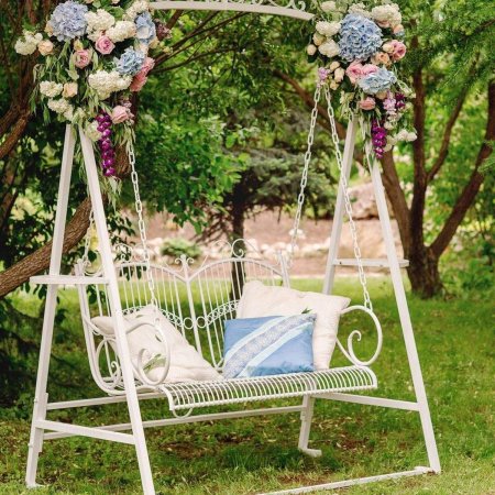 Цветочные качели