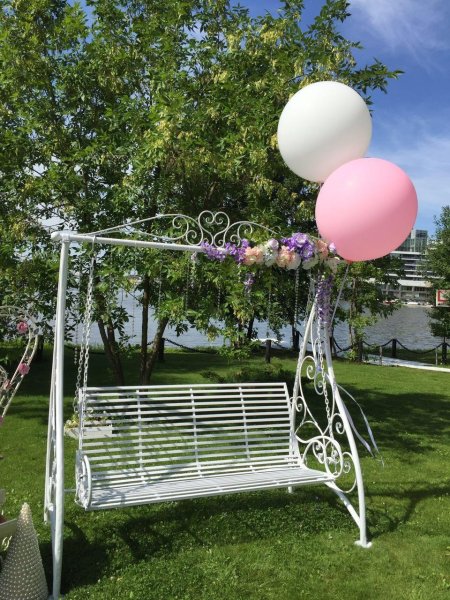 Качели во дворе