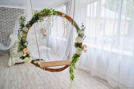 Цветочные качели