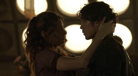 Беллами Блейк и Кларк Гриффин поцелуй