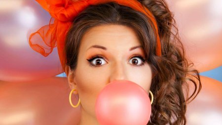 Девушка надувает пузырь