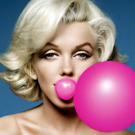 Мэрилин монро с розовой жвачкой