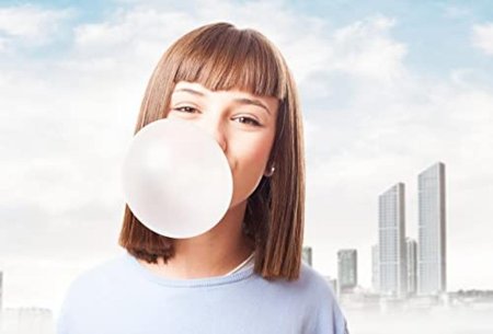 Девушка с жвачкой пузырь