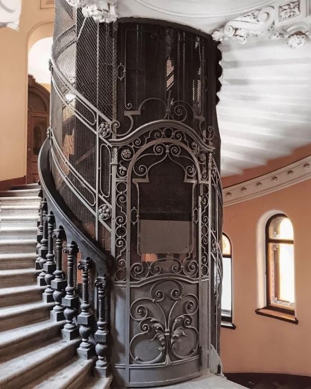 Дом купца Елисеева в Санкт-Петербурге Ломоносова 14