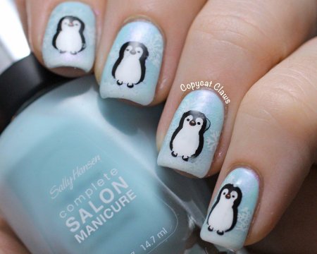 Новогодний маникюр с пингвином