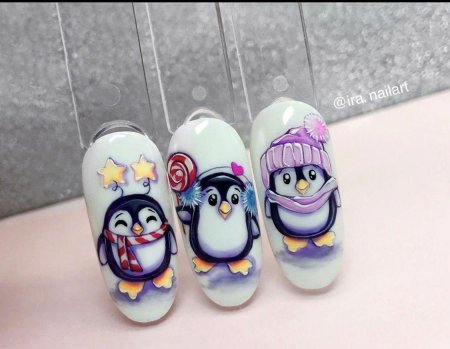 Новогодний маникюр с пингвином