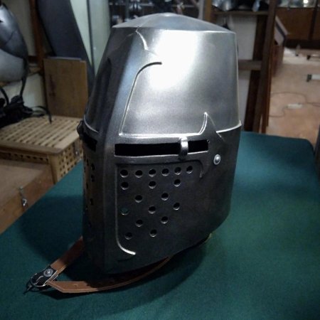 Шлем топфхельм