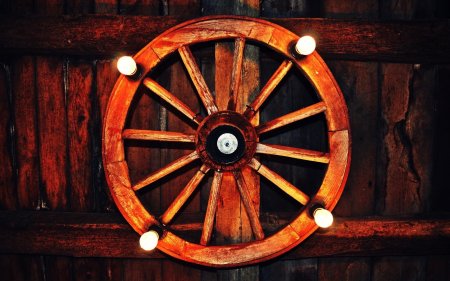 Старое деревянное колесо