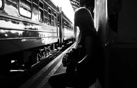 Девушка на вокзале со спины