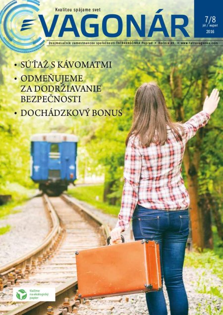 Девушка машет поезду