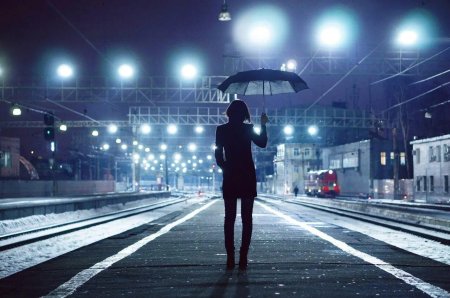 Девушка на перроне