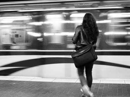 Девушка уезжает