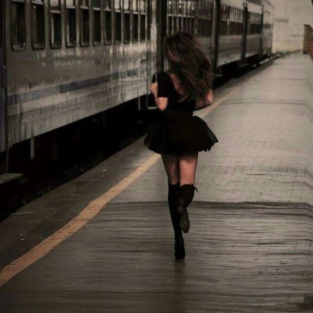 Девушка бежит за поездом