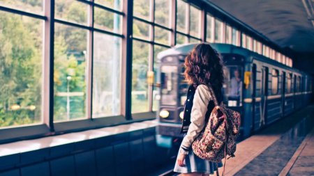 Девушки в метро