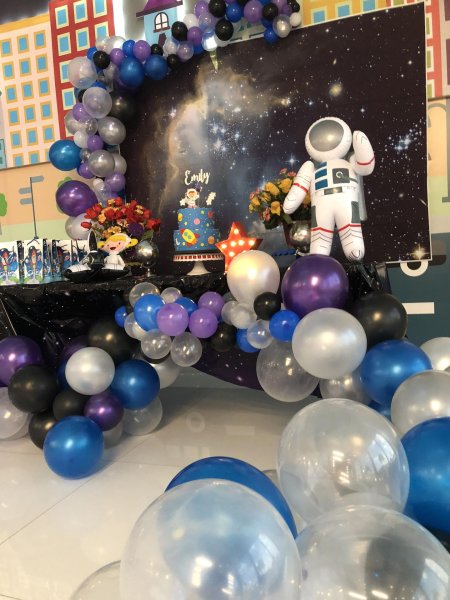 Украшение зала в стиле космос