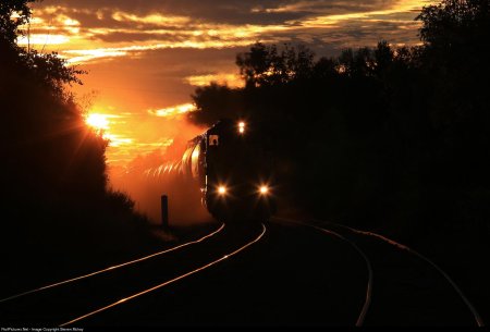Поезд на закате