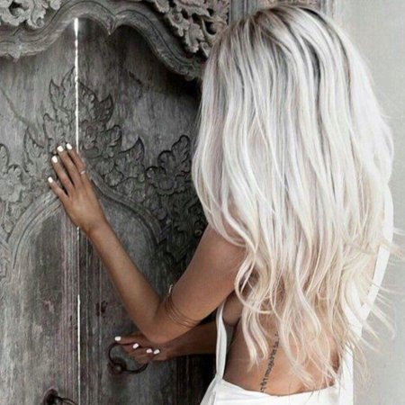 Блондинка с темными корнями