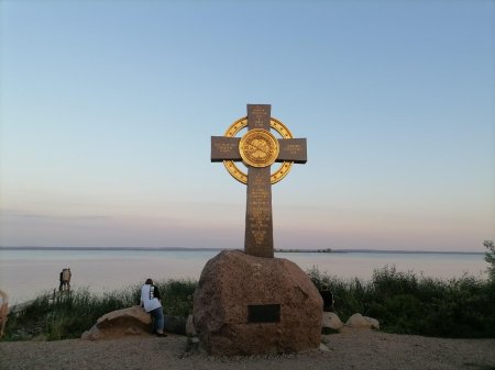 Поклонный крест на берегу озера Неро