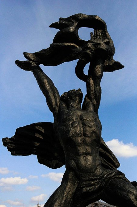 Памятник Прометею