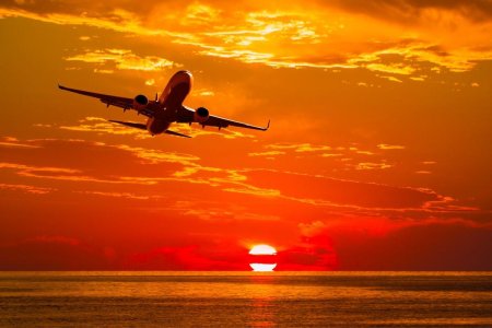 Самолет на закате