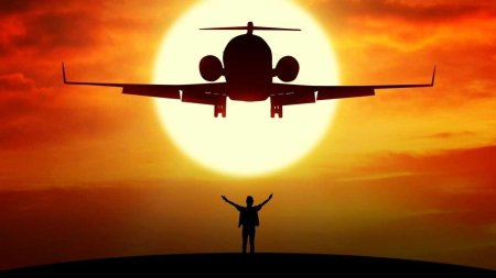 Самолет на фоне заката