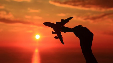 Самолет на закате