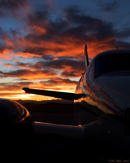 Самолет на закате