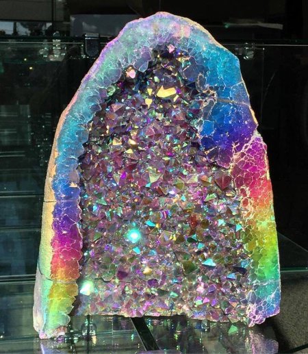 Радужный аметист жеода