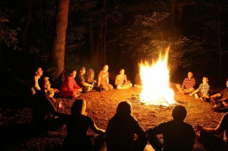 Люди у костра