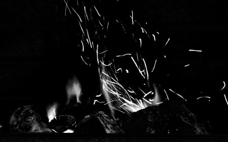 Костер черно белый