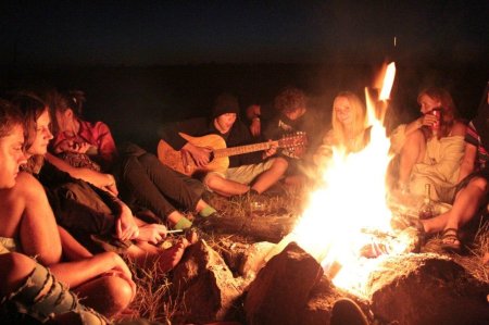 Посиделки у костра с гитарой