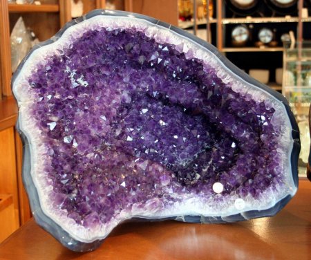 Аметистовая жеода камень