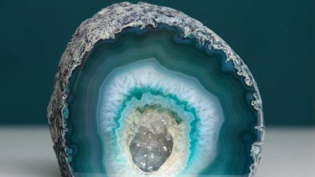 Минерал агат жеода