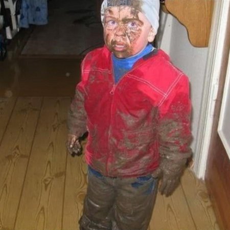 Грязный ребенок пришел домой
