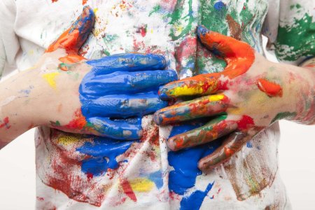 Ребенок испачкался в краске