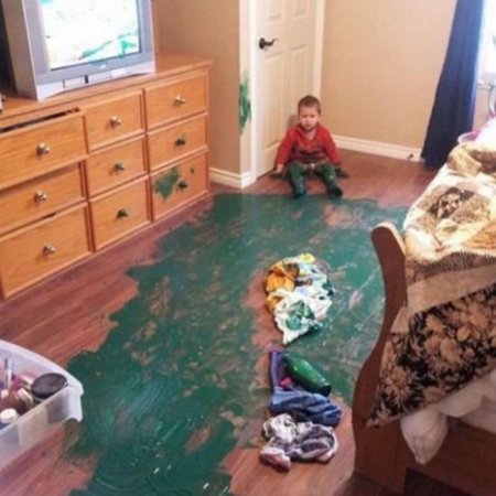Ребенок измазал комнату