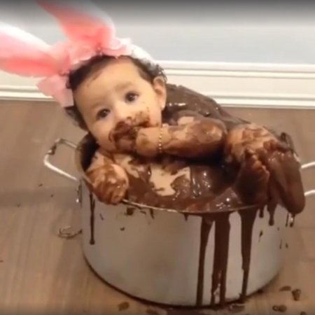 Ребенок измазанный шоколадом